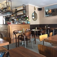 Foto diambil di Negra Café oleh Alexander R. pada 9/8/2018