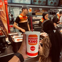 Photo taken at Burger King by 𝙀𝙧𝙛𝙖𝙣 𝘼𝙝𝙢𝙖𝙙𝙞 on 6/3/2022