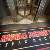 รูปภาพถ่ายที่ Michael Jordan&amp;#39;s Steak House Chicago โดย HK 🫁 เมื่อ 10/13/2023