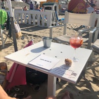 Foto scattata a Sun Beach &amp;amp; Bar da Frederick U. il 8/15/2021
