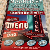 รูปภาพถ่ายที่ Moonlight Diner โดย Billie H. เมื่อ 4/3/2022