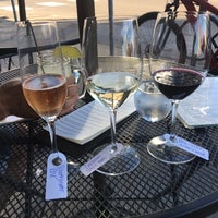 Das Foto wurde bei Stem Wine Bar &amp;amp;  Eatery von Nicole W. am 7/9/2017 aufgenommen