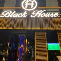 Foto diambil di Black House Cafe oleh N Altamimi pada 10/5/2020