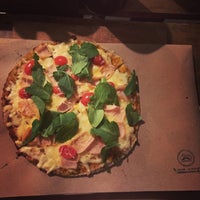 รูปภาพถ่ายที่ María Bigotes Pizzas a la leña โดย Kieb O. เมื่อ 3/13/2018