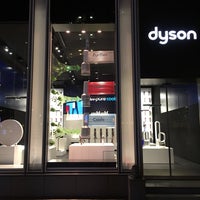 Photo taken at Dyson表参道 by Clint L. on 1/19/2017