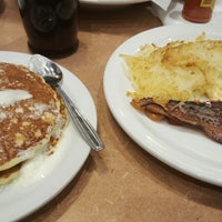 Photo taken at Denny&amp;#39;s by Paolanya E. on 9/14/2016