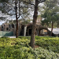Foto tirada no(a) Cripta Gaudí por 千尋 前. em 5/26/2023