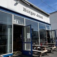Снимок сделан в Tommi&amp;#39;s Burger Joint пользователем Markus Y. 9/12/2022