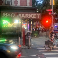 Foto tomada en M &amp;amp; O Market and Deli  por Eva W. el 6/26/2022