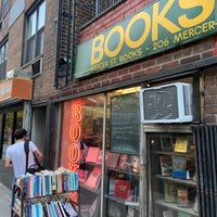 Foto diambil di Mercer Street Books oleh Eva W. pada 7/15/2022