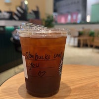 Das Foto wurde bei Starbucks von 𝐴𝑧⚡️ am 4/23/2024 aufgenommen