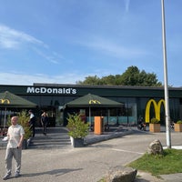 รูปภาพถ่ายที่ McDonald&amp;#39;s โดย Joop B. เมื่อ 9/18/2021