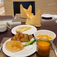 Photo taken at Gulf Hotel - Al Waha Restaurant by Abdullah🧂 on 3/12/2022