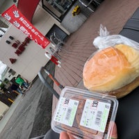Photo taken at 葉山旭屋牛肉店 by こっせつ ら. on 5/7/2022