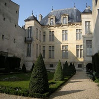Photo taken at Jardin de l&amp;#39;Hôtel Donon by Victor P. on 10/24/2012