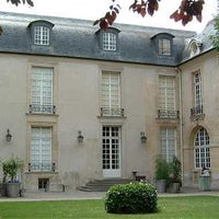 Photo taken at Jardin de l’Hôtel de Marle by Victor P. on 10/24/2012