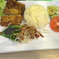 Photo taken at Clover 8 (Bistro Vegetarian &amp;amp; Vegan Dining) by Mohd Helmi on 8/30/2015