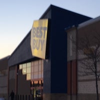 Photo taken at Best Buy by AlohaKarina 🌺🌈🏝 on 2/14/2017