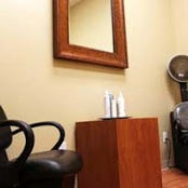 12/21/2014にGeoffrey Z.がHeather AnnZ Salon (inside The Source Salon and Beauty Supply)で撮った写真