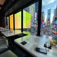 Photo taken at R Lounge at Two Times Square by Omar on 5/8/2024