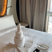 2/24/2024 tarihinde AB ✨.ziyaretçi tarafından V Hotel Dubai, Curio Collection by Hilton'de çekilen fotoğraf