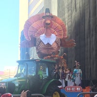 Photo taken at 65th Annual H-E-B Thanksgiving Day Parade by Claudia🐢 G. on 11/27/2014