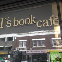 Foto scattata a T&amp;#39;s Book Cafe da Jason W. il 4/20/2013