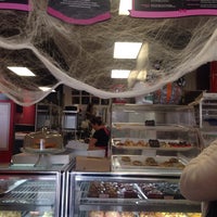 10/10/2014 tarihinde Kloe S.ziyaretçi tarafından Naughty Girls Donut Shop'de çekilen fotoğraf