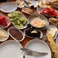 รูปภาพถ่ายที่ Yuvarlakçay Yeşil Vadi Restaurant โดย ....... .. เมื่อ 7/26/2023