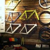 รูปภาพถ่ายที่ Kamaleon Bikes โดย Rodrigo S. เมื่อ 5/13/2013