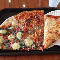 7/15/2013 tarihinde Zach L.ziyaretçi tarafından Bross Pizza'de çekilen fotoğraf