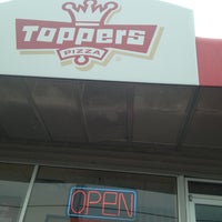 รูปภาพถ่ายที่ Toppers Pizza โดย Mark B. เมื่อ 4/17/2013