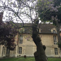 Photo taken at Jardin de l&amp;#39;Hôpital Saint-Louis by Aaron on 5/8/2017
