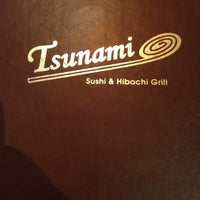 รูปภาพถ่ายที่ Tsunami Sushi &amp;amp; Hibachi Grill โดย Brent O. เมื่อ 4/25/2013