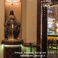 รูปภาพถ่ายที่ Zihni Bar โดย Deniz F. เมื่อ 2/3/2020