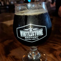 Foto tirada no(a) Whitestone Brewery por Tom T. em 6/25/2022