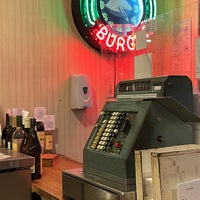 Photo taken at Pie &amp;#39;n Burger by Kay📚 on 11/9/2023