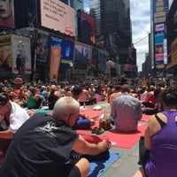 Das Foto wurde bei Solstice In Times Square von Aubrey M. am 6/21/2015 aufgenommen