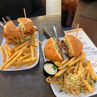 Foto scattata a Crave Real Burgers da Mansour 〽️ il 10/1/2023