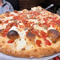 Photo taken at Grimaldi&amp;#39;s Pizzeria by Szabolcs S. on 10/25/2023