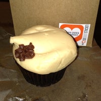 รูปภาพถ่ายที่ Buttercups Cupcakes โดย Mickey เมื่อ 12/23/2012