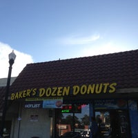 Foto tomada en Baker&amp;#39;s Dozen Donuts - Deli &amp;amp; Delights  por Todd F. el 4/11/2013