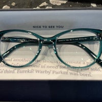 Foto diambil di Warby Parker oleh Shay T. pada 9/4/2021