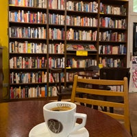Photo prise au Eleven Books &amp;amp; Coffee par 𝐀𝐛𝐝𝐮𝐥𝐥𝐚𝐡 | 𝗢𝗦𝗠 le11/13/2019