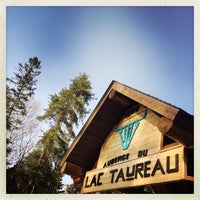 Foto tirada no(a) Auberge Du Lac Taureau por Natasha B. em 5/20/2016