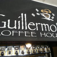 Foto tomada en Guillermo&amp;#39;s Coffee House &amp;amp; Roastery  por Ron G. el 2/25/2014