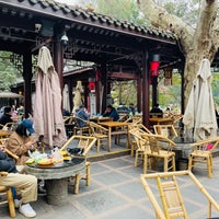 Photo taken at 鹤鸣茶社 Heming Tea Room by Alan J. on 2/25/2022