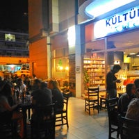 Foto diambil di Serin Kültür Kitap &amp;amp; Kafe oleh Uğur S. pada 9/6/2017
