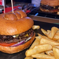 รูปภาพถ่ายที่ Lucky 7 Burgers &amp; More โดย Faisal เมื่อ 1/31/2023