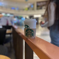 Foto diambil di Starbucks oleh H.BK🇶🇦 pada 7/24/2022